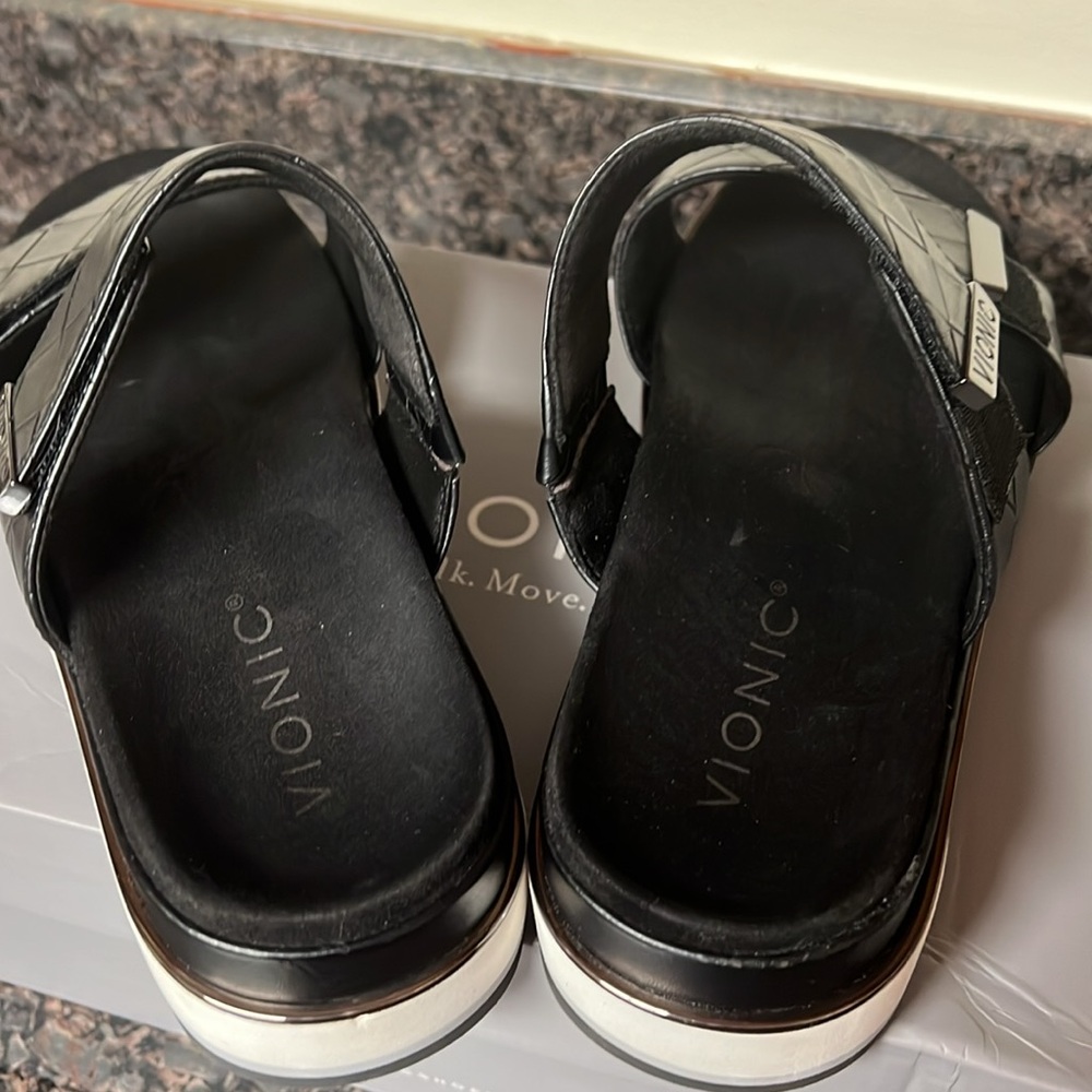 ☀️☀️HOST PICK☀️☀️Vionic Black Sandals with Chunky Sole☀️☀️☀️☀️☀️ - Picture 8 of 13